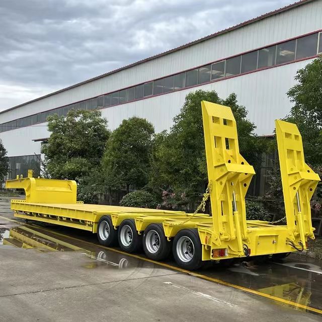 Large transport semi-trailer