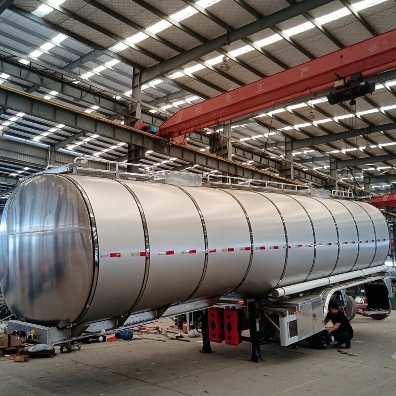 Ordinary liquid tank truck - Imagen 3