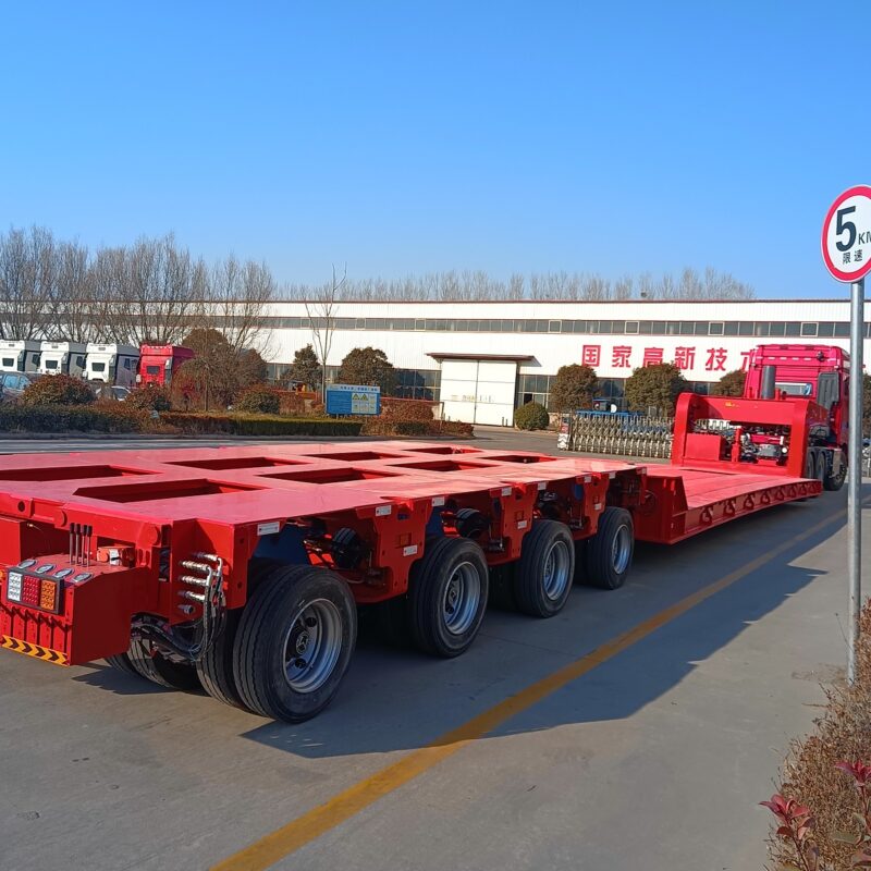 Large transport semi-trailer