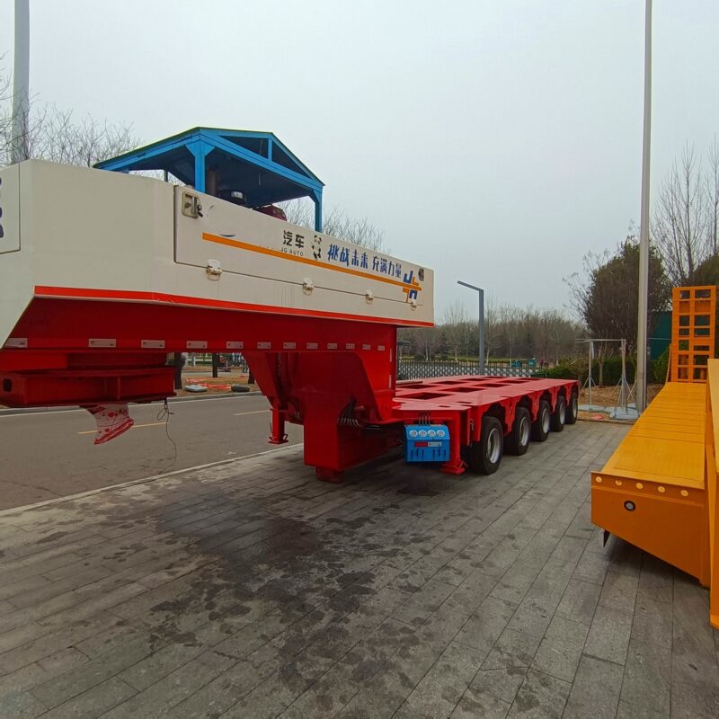 Large transport semi-trailer