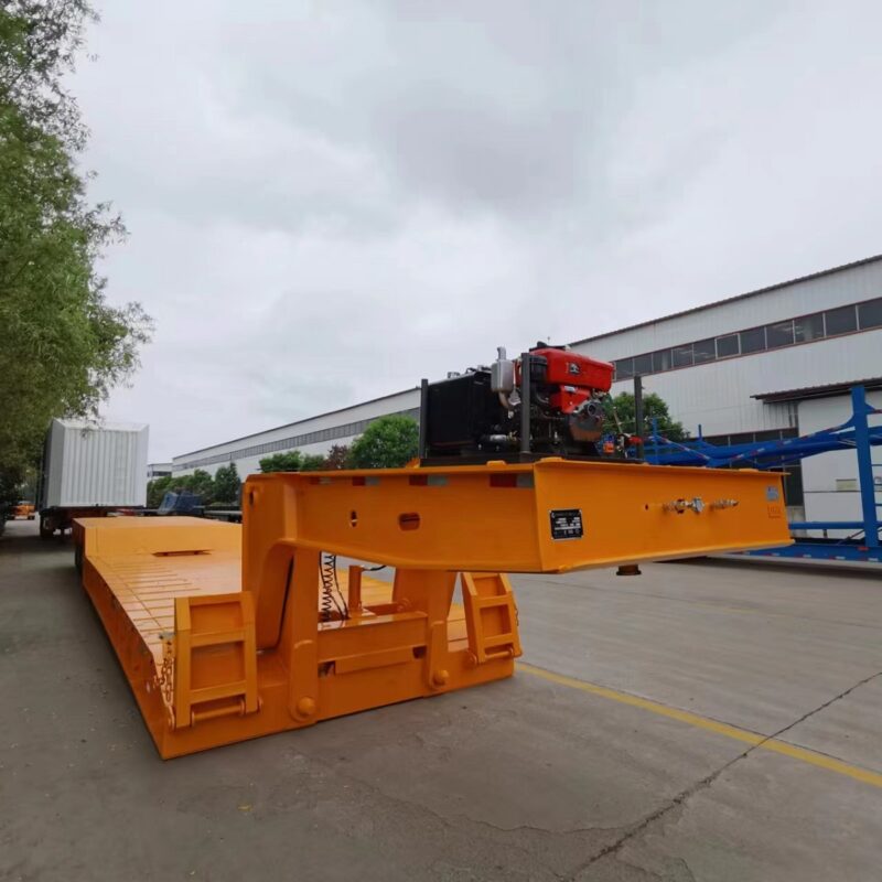 Large transport semi-trailer