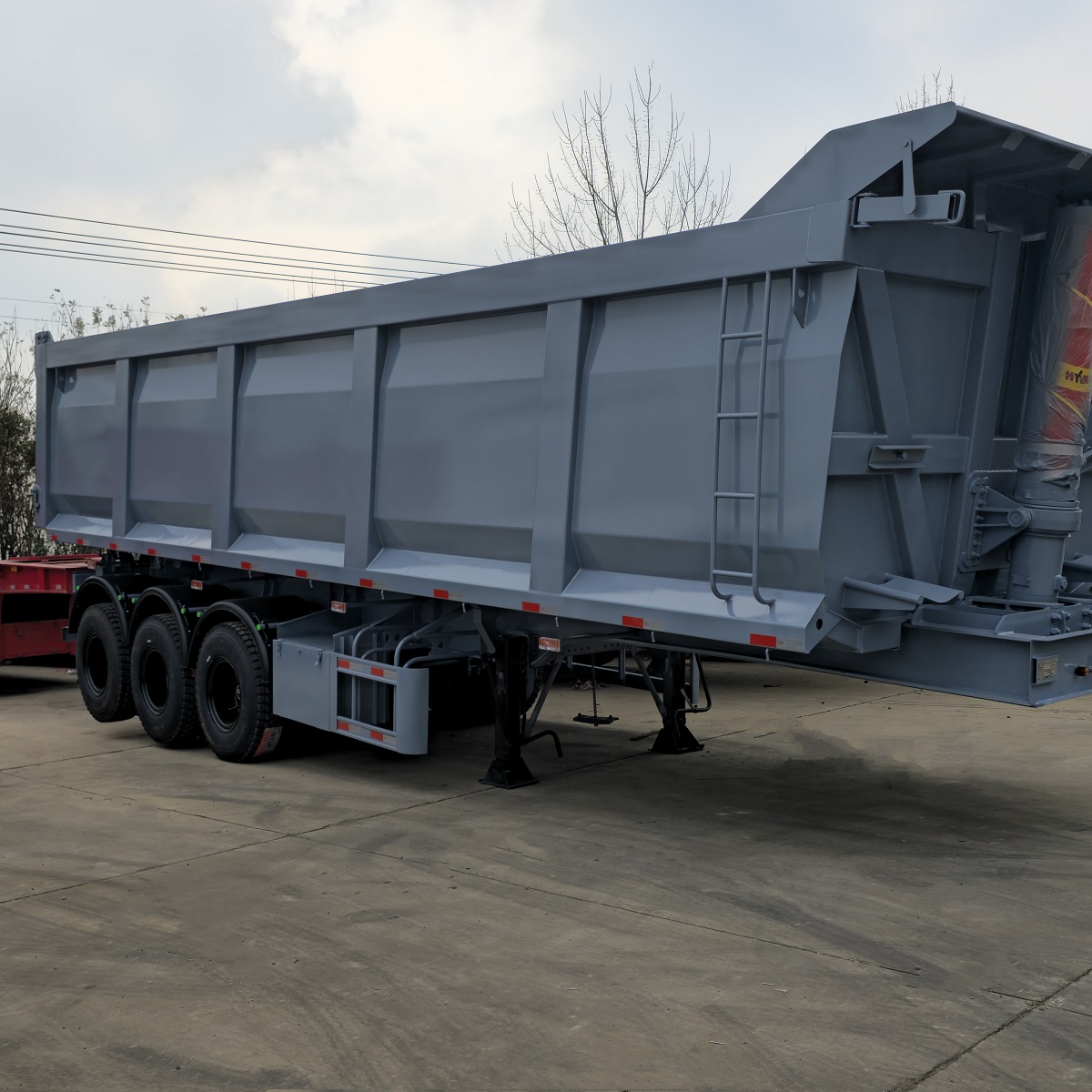 Triple axle dump